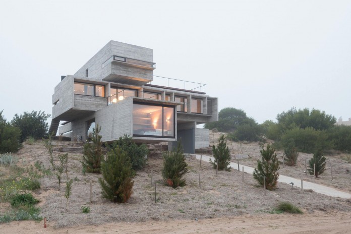 Modern-Concrete-Golf-House-by-Luciano-Kruk-Arquitectos-14