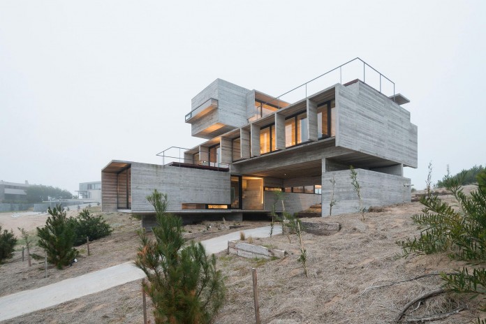 Modern-Concrete-Golf-House-by-Luciano-Kruk-Arquitectos-15