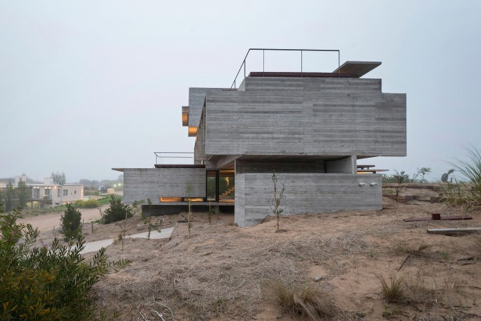 Modern-Concrete-Golf-House-by-Luciano-Kruk-Arquitectos-16