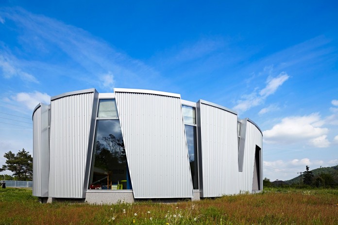 Ring-Shaped-Low-Energy-Family-Home-by-Caraa-05