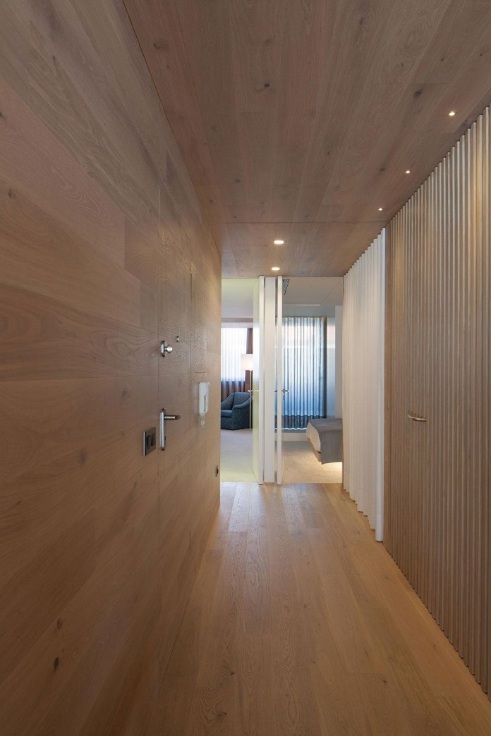Seafront-Oak-Wood-Themed-Apartment-by-Pitagoras-Group-01