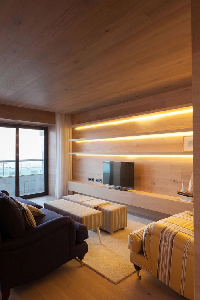 Seafront-Oak-Wood-Themed-Apartment-by-Pitagoras-Group-03