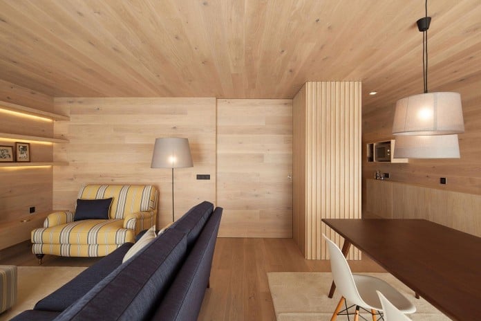 Seafront-Oak-Wood-Themed-Apartment-by-Pitagoras-Group-07