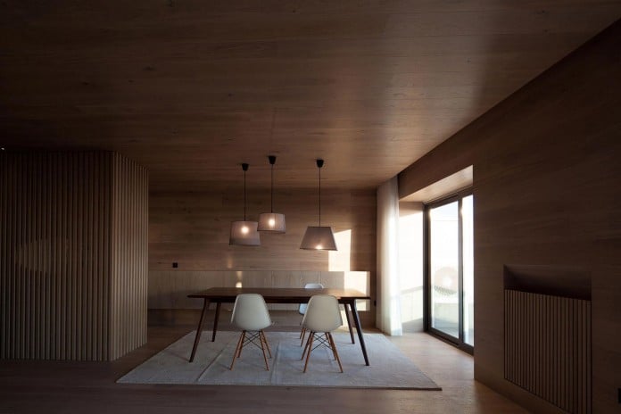 Seafront-Oak-Wood-Themed-Apartment-by-Pitagoras-Group-09