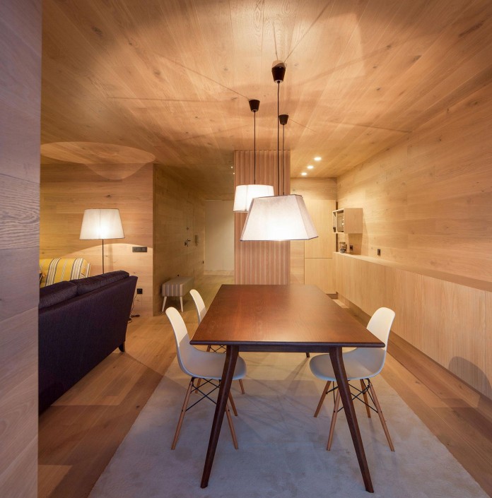 Seafront-Oak-Wood-Themed-Apartment-by-Pitagoras-Group-10