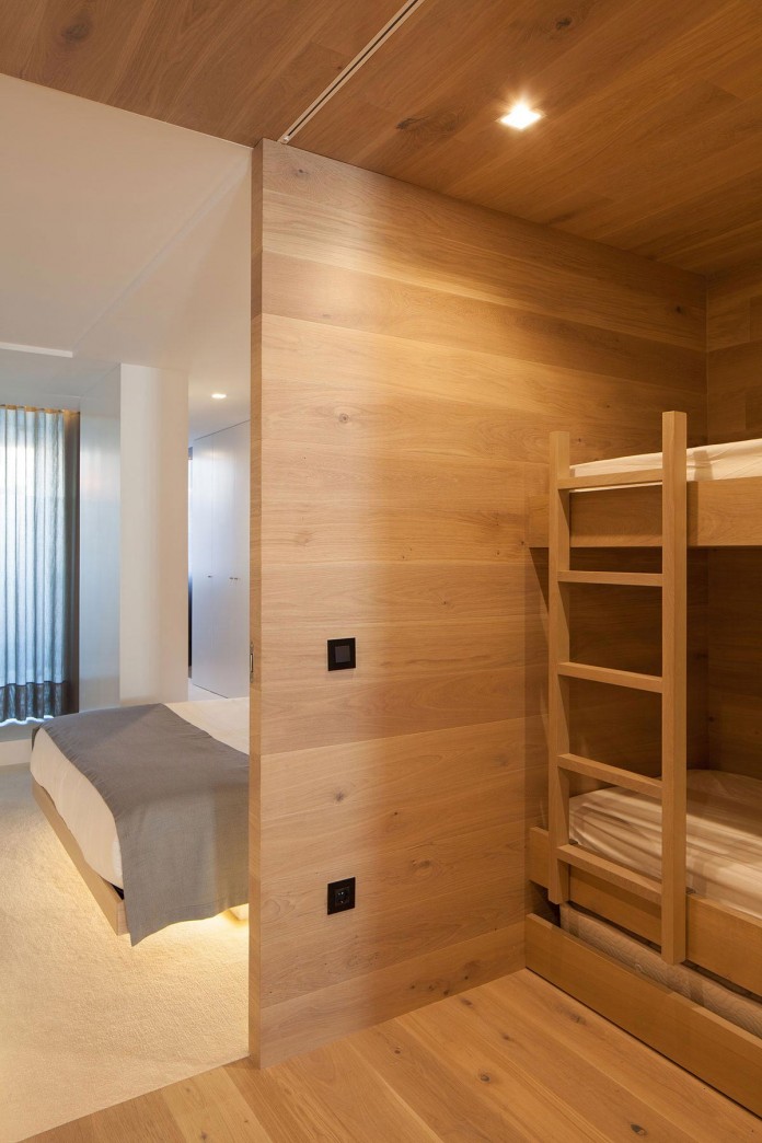 Seafront-Oak-Wood-Themed-Apartment-by-Pitagoras-Group-13