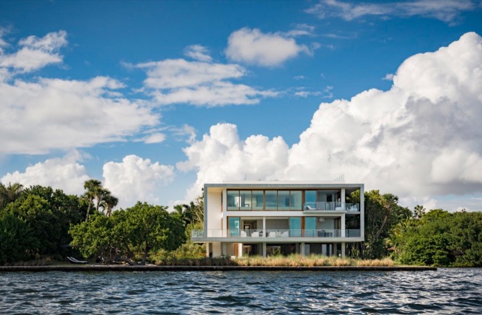 Tropical-Bahia-Villa-Retreat-in-the-Heart-of-Miami-by-Alejandro-Landes-01