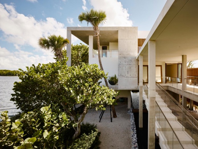 Tropical-Bahia-Villa-Retreat-in-the-Heart-of-Miami-by-Alejandro-Landes-03