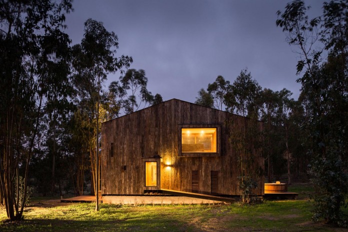 Tunquen-Wooden-Weekend-Home-by-DX-Arquitectos-12