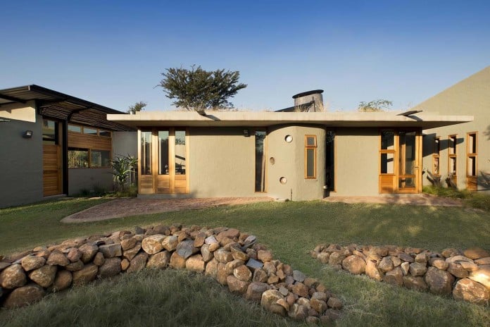 house-mouton-in-a-bushveld-estate-in-leeuwfontein-south-africa-by-earthworld-architects-01