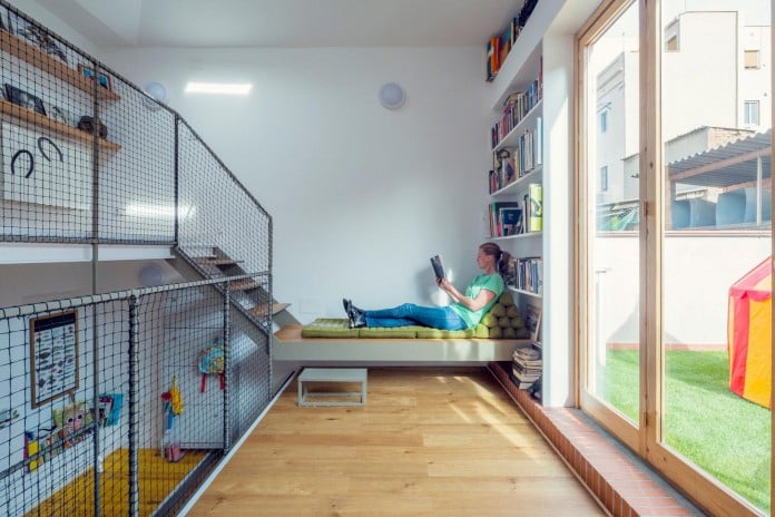 junos-children-playhouse-in-barcelona-by-nook-architects-09