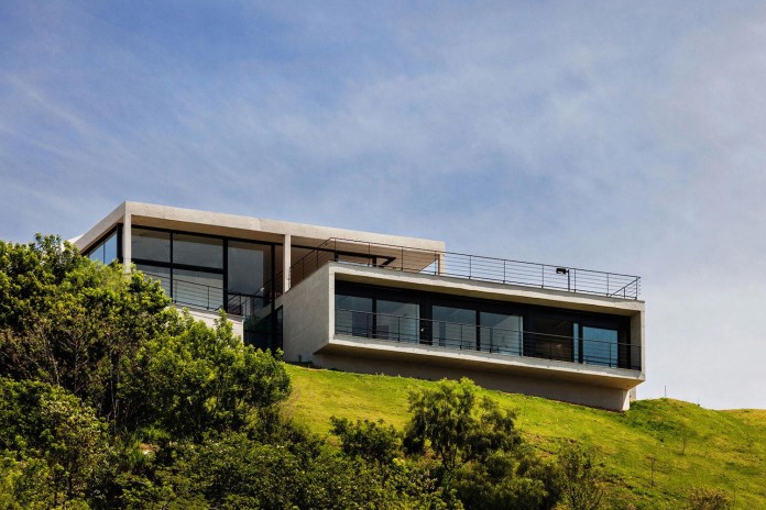 obra-arquitetos-designed-the-jj-hill-house-with-spectacular-views-over-amparo-sao-paulo-01
