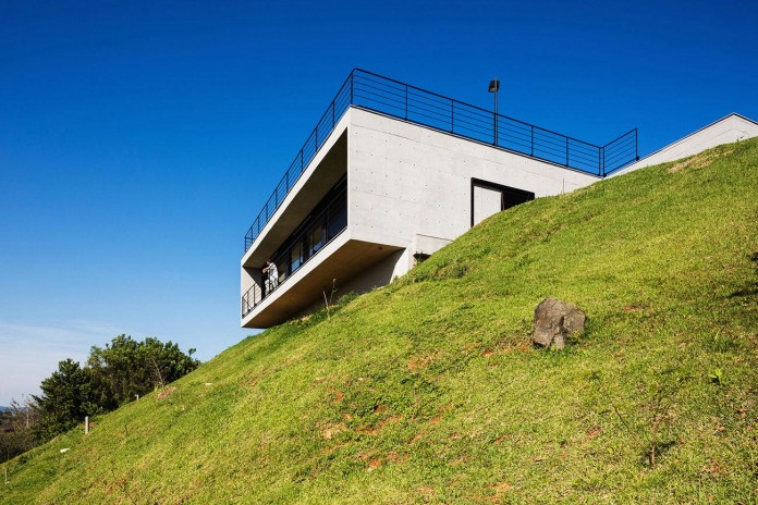 obra-arquitetos-designed-the-jj-hill-house-with-spectacular-views-over-amparo-sao-paulo-02