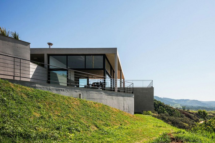 obra-arquitetos-designed-the-jj-hill-house-with-spectacular-views-over-amparo-sao-paulo-03