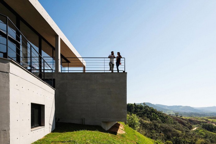 obra-arquitetos-designed-the-jj-hill-house-with-spectacular-views-over-amparo-sao-paulo-04