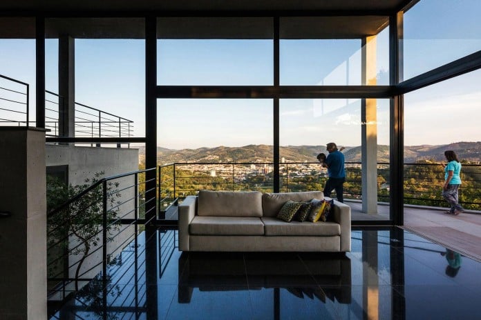 obra-arquitetos-designed-the-jj-hill-house-with-spectacular-views-over-amparo-sao-paulo-08