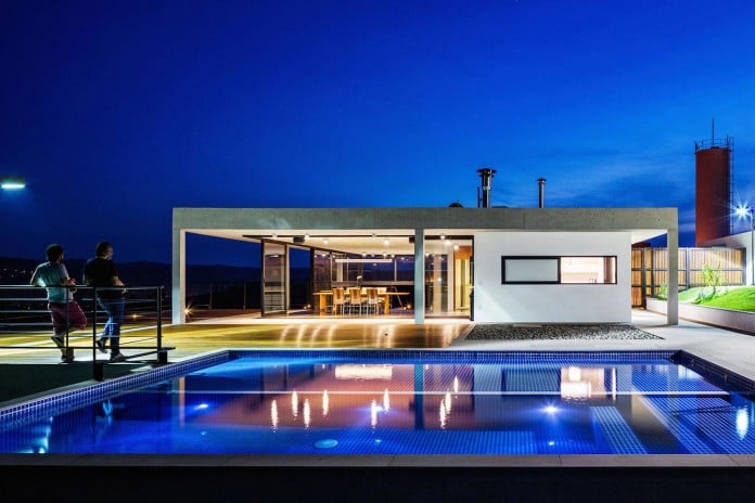 obra-arquitetos-designed-the-jj-hill-house-with-spectacular-views-over-amparo-sao-paulo-14