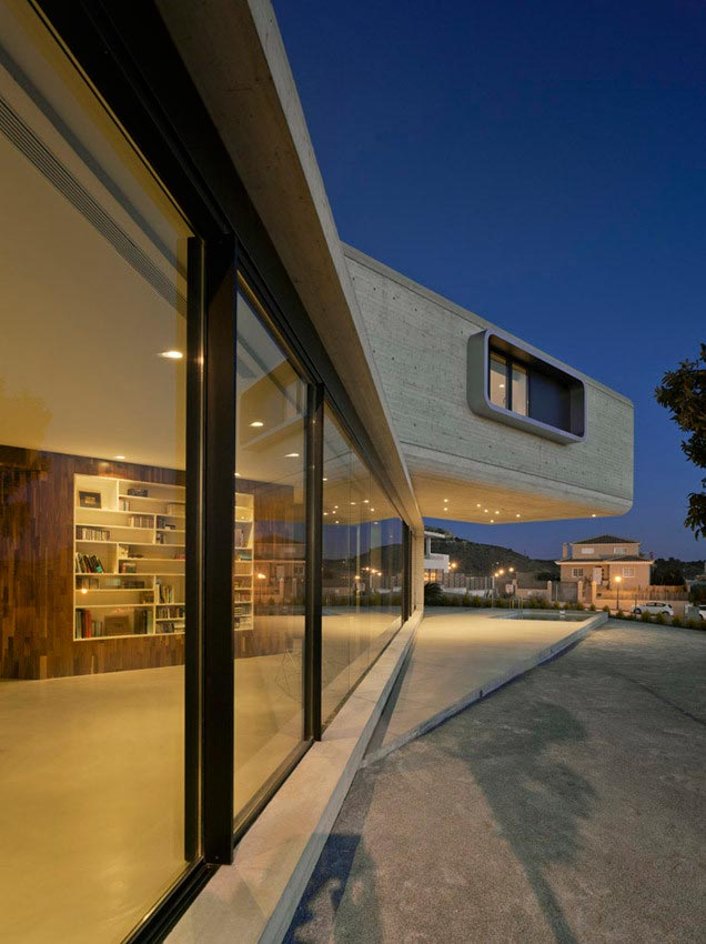 singular-crossed-house-in-la-alcayna-by-clavel-arquitectos-03
