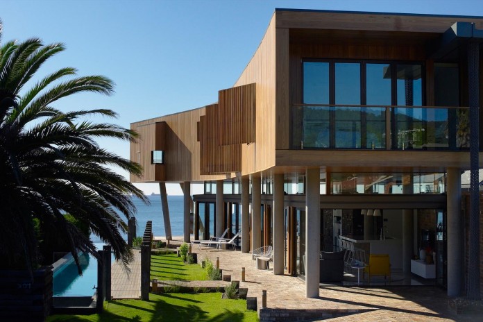 Low-ecological-impact-of-Austinmer-Family-Beach-Home-by-Alexander-Symes-Architect-01