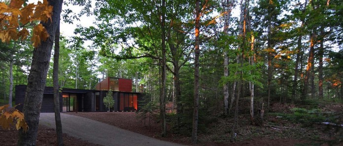 Small-Pleated-House-in-the-forrest-by-Johnsen-Schmaling-Architects-12