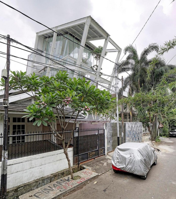 Small-Slanted-House-in-Jakarta-by-Budi-Pradono-Architects-01