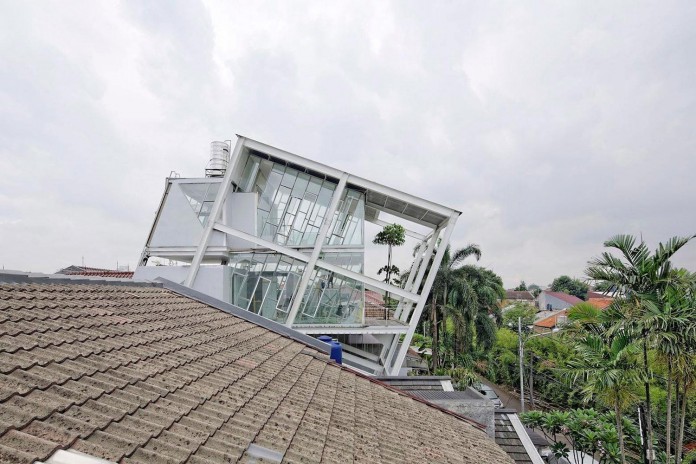 Small-Slanted-House-in-Jakarta-by-Budi-Pradono-Architects-02