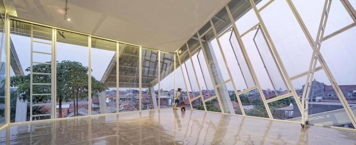 Small-Slanted-House-in-Jakarta-by-Budi-Pradono-Architects-14
