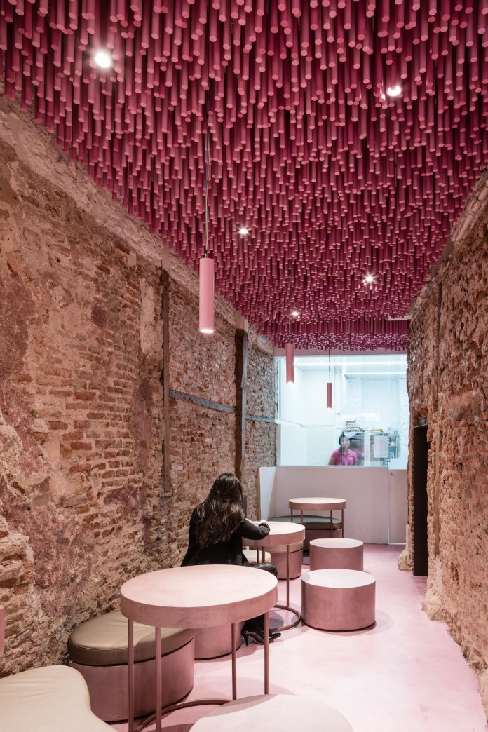 bakery-madrid-stunning-12000-pink-painted-wooden-sticks-ceiling-ideo-arquitectura-03