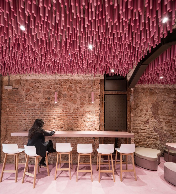 bakery-madrid-stunning-12000-pink-painted-wooden-sticks-ceiling-ideo-arquitectura-04
