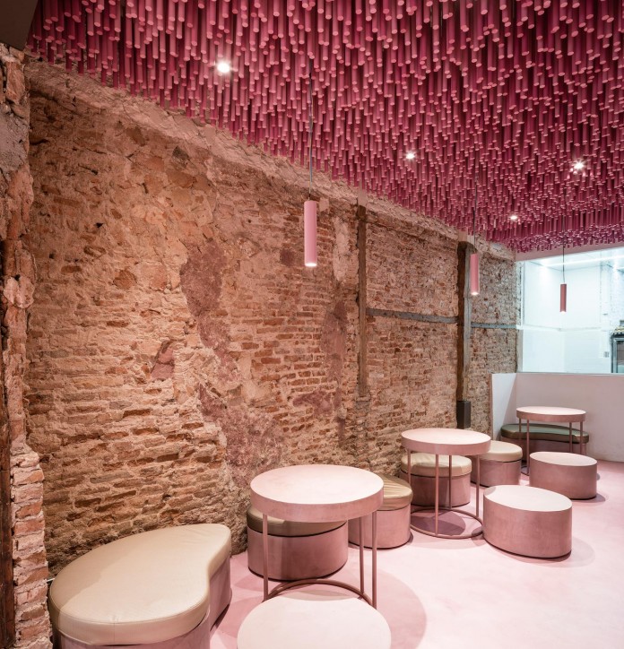 bakery-madrid-stunning-12000-pink-painted-wooden-sticks-ceiling-ideo-arquitectura-05