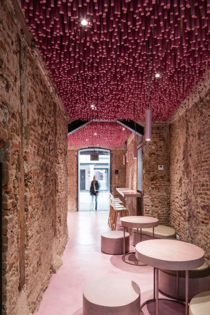 bakery-madrid-stunning-12000-pink-painted-wooden-sticks-ceiling-ideo-arquitectura-06