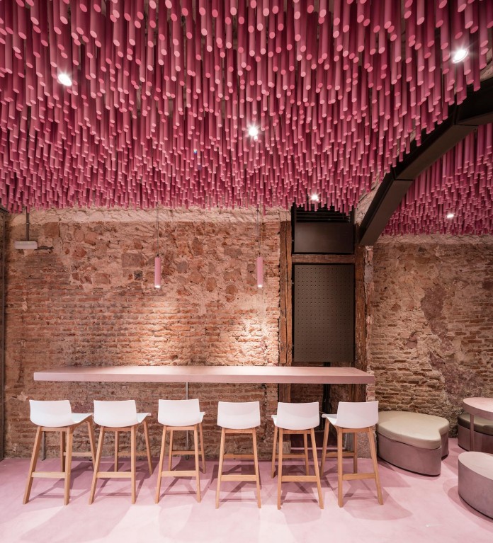 bakery-madrid-stunning-12000-pink-painted-wooden-sticks-ceiling-ideo-arquitectura-07