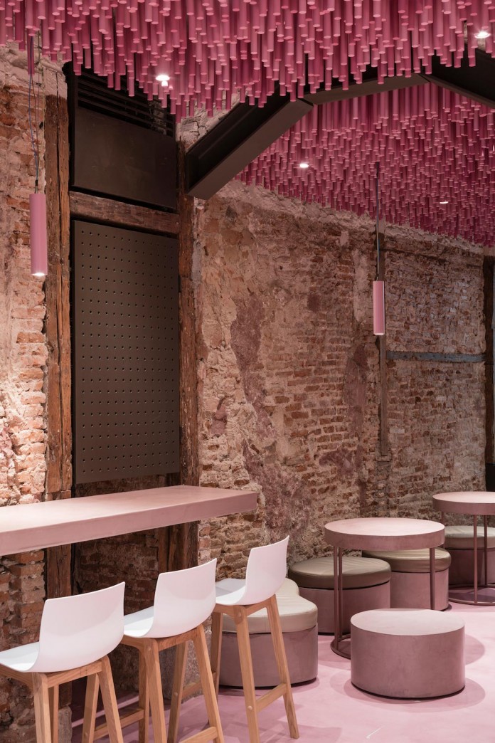 bakery-madrid-stunning-12000-pink-painted-wooden-sticks-ceiling-ideo-arquitectura-09