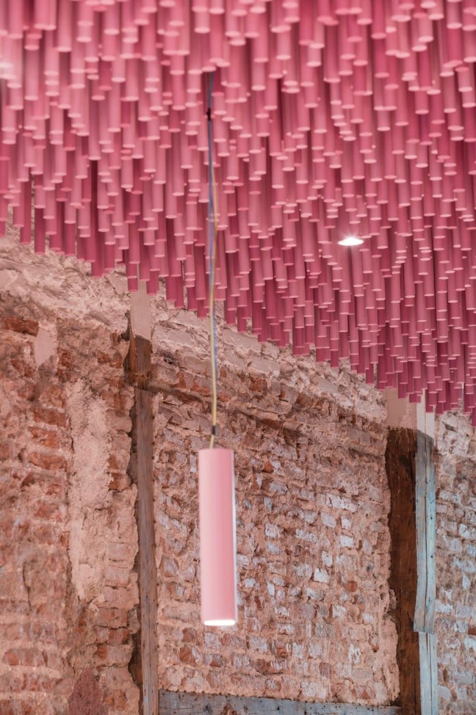 bakery-madrid-stunning-12000-pink-painted-wooden-sticks-ceiling-ideo-arquitectura-13