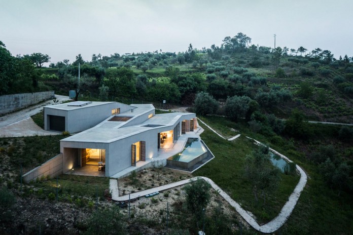 hill-home-in-gateira-near-vineyards-pines-olive-trees-camarim-arquitectos-02