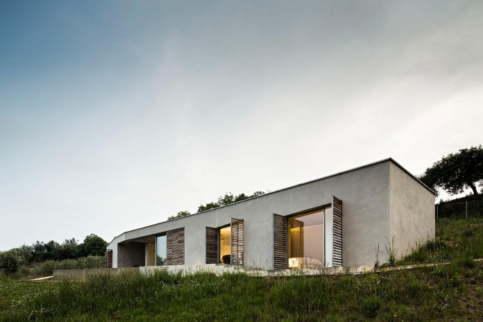hill-home-in-gateira-near-vineyards-pines-olive-trees-camarim-arquitectos-04