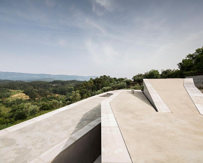 hill-home-in-gateira-near-vineyards-pines-olive-trees-camarim-arquitectos-05