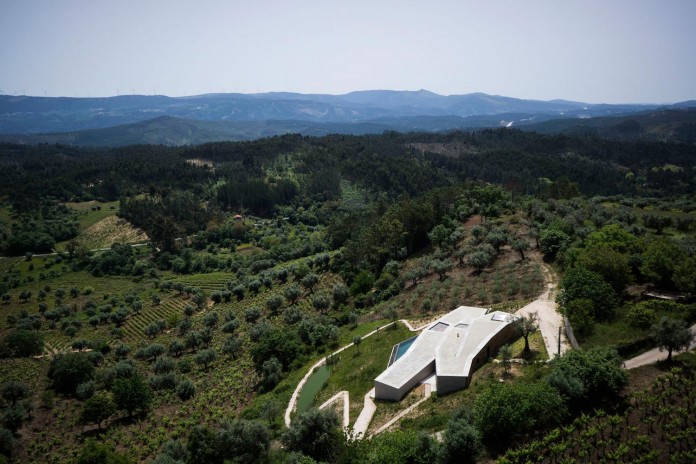 hill-home-in-gateira-near-vineyards-pines-olive-trees-camarim-arquitectos-07