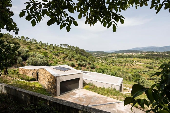 hill-home-in-gateira-near-vineyards-pines-olive-trees-camarim-arquitectos-08