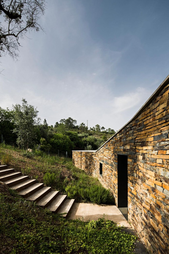 hill-home-in-gateira-near-vineyards-pines-olive-trees-camarim-arquitectos-09