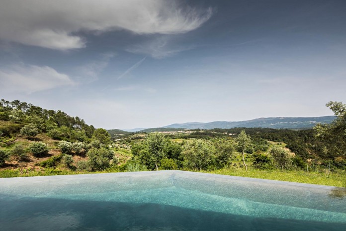hill-home-in-gateira-near-vineyards-pines-olive-trees-camarim-arquitectos-28