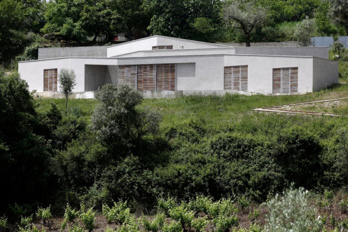 hill-home-in-gateira-near-vineyards-pines-olive-trees-camarim-arquitectos-29