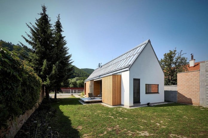 jaro-krobot-design-wooden-brick-house-set-near-forrest-lucatin-slovakia-02