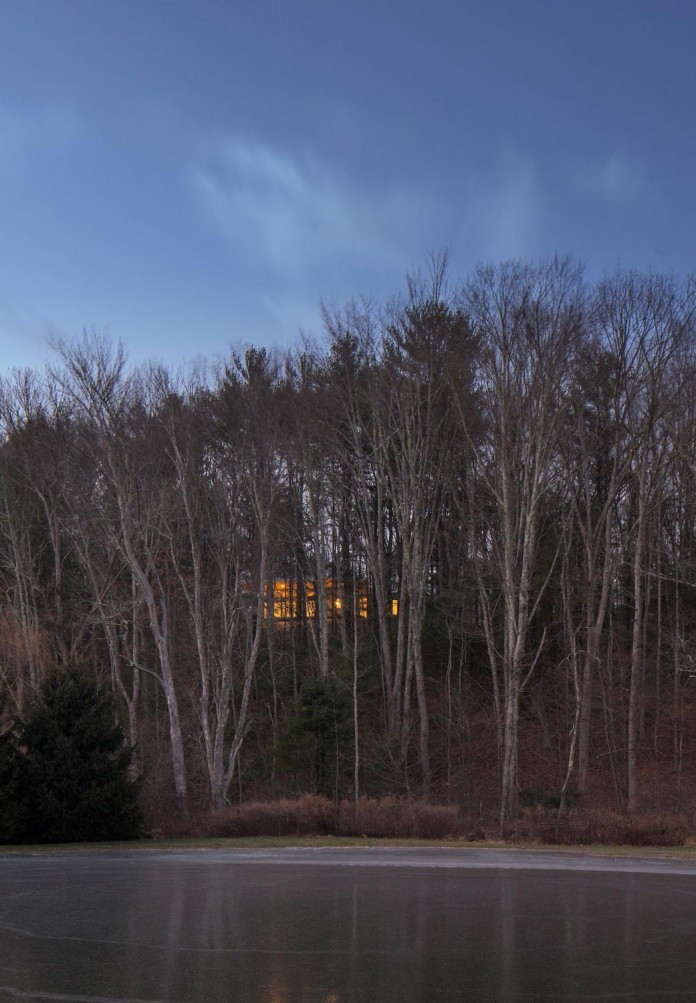 lantern-ridge-house-perched-top-wooded-knoll-hudson-valley-studio-mm-architect-01