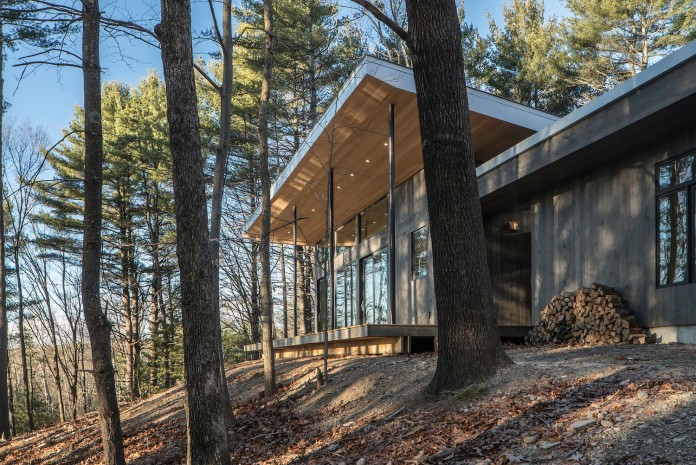 lantern-ridge-house-perched-top-wooded-knoll-hudson-valley-studio-mm-architect-03