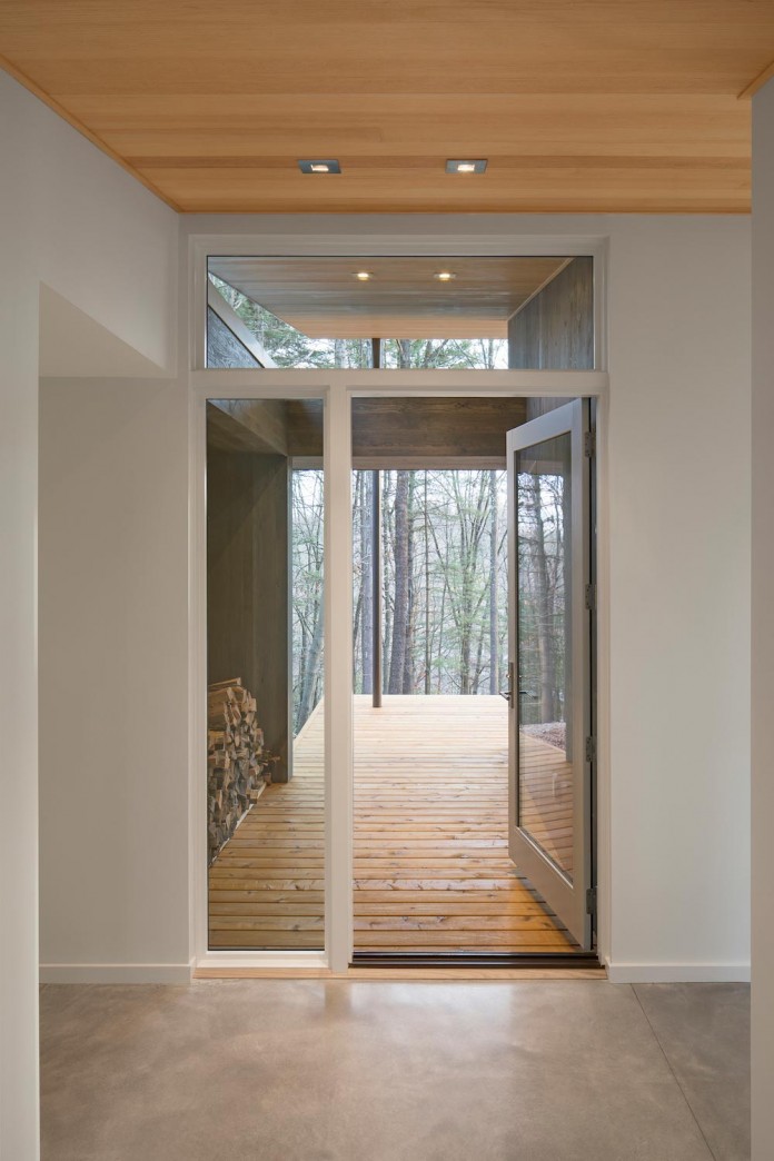 lantern-ridge-house-perched-top-wooded-knoll-hudson-valley-studio-mm-architect-07