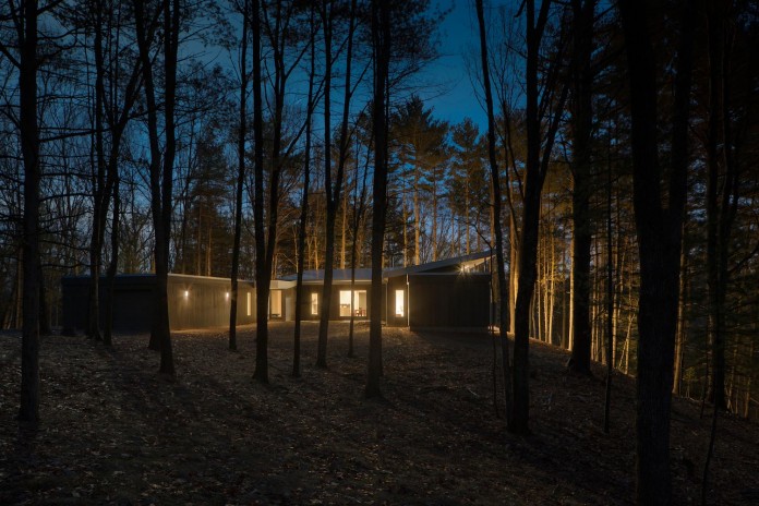 lantern-ridge-house-perched-top-wooded-knoll-hudson-valley-studio-mm-architect-16