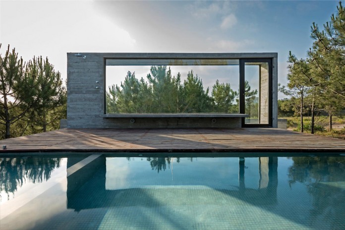luciano-kruk-design-l4-house-located-pine-forest-near-sea-04