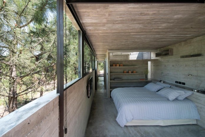 luciano-kruk-design-l4-house-located-pine-forest-near-sea-12