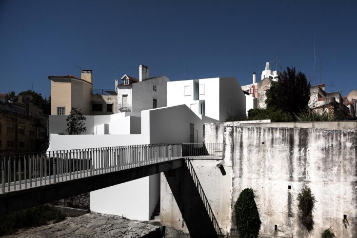 aires-mateus-design-contemporary-white-house-historical-center-alcobaca-01